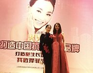 高潔與香港歌星，許秋怡合影